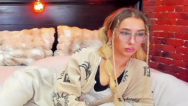 ChristynaRoss's Stripchat show and profile