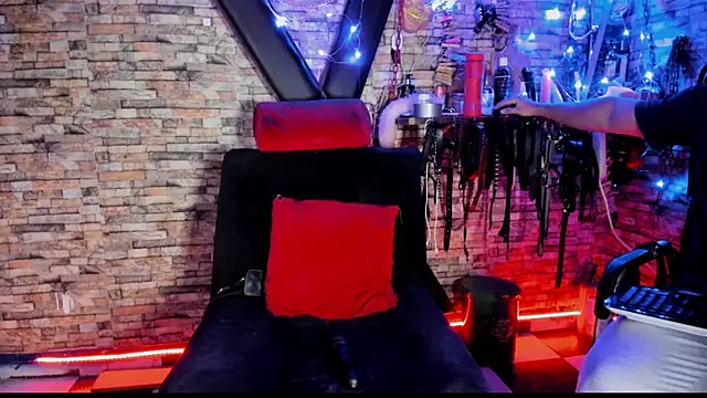 Liltildeman_moon webcam