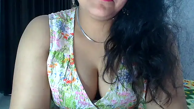 SimmiQueen_77 webcam