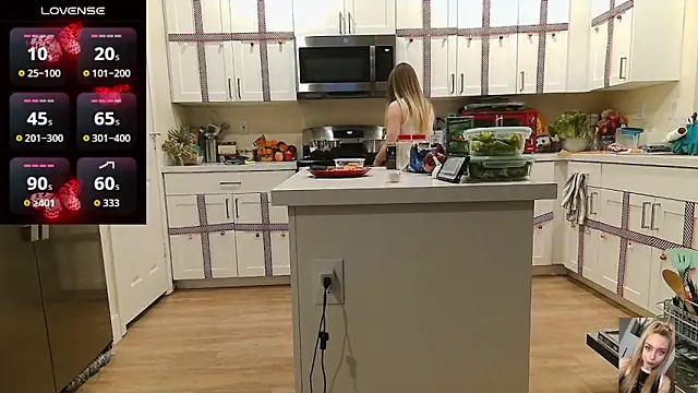 Blondiewithanass webcam