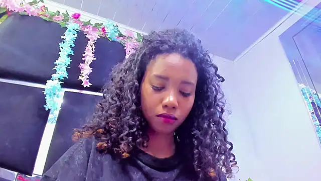 Lunaa_Brunettee webcam