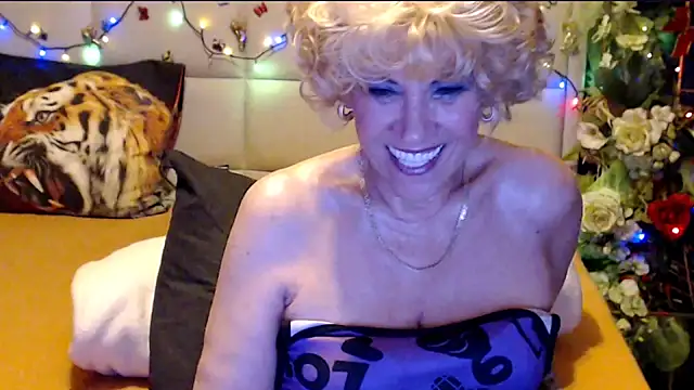 HappyWomanOn webcam