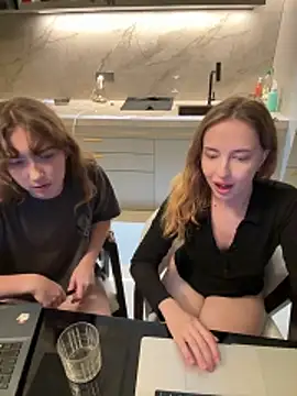 Nura_n_Sarah webcam