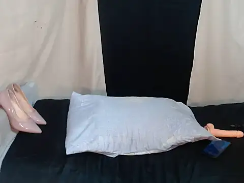 ExoticBigcockQueen webcam