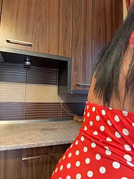 Webcam Model (Hotmomcheckk_)  is live.Free join now!