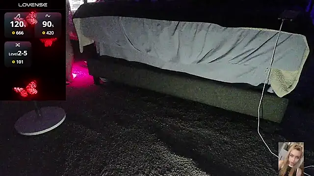 Blondiewithanass webcam