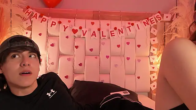 Daphne_And_Roger webcam