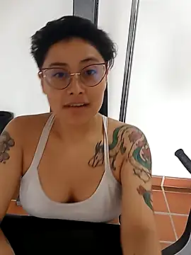 Juliexxxxtasy webcam