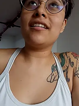 Juliexxxxtasy webcam