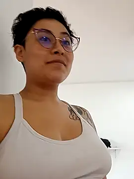 Juliexxxxtasy webcam