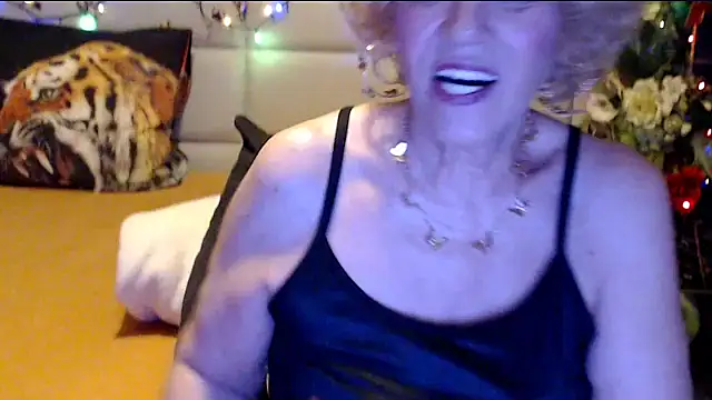 HappyWomanOn webcam