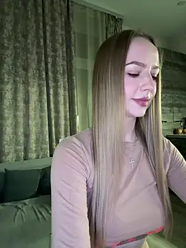 Webcam Model (MissOyee)  is live.Free join now!