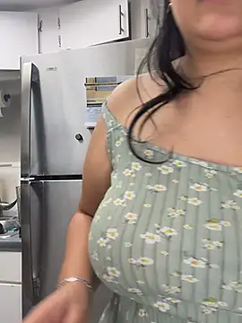 latina_curvy22 webcam