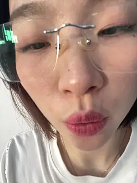 y2luvk (F young) - 小粉塞逼里了 陪朋友上班 他们在卖衣服 我在卖骚的小声点哦