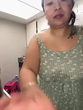 latina_curvy22 webcam