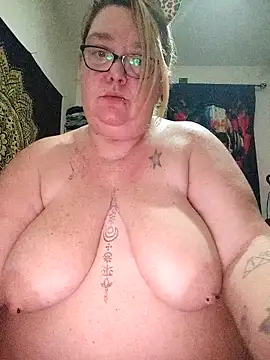 Webcam Model (diosacurvy1984)  is live.Free join now!