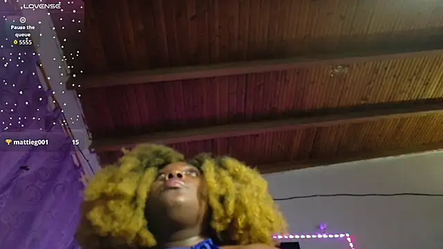 ebony_NeighborMoans webcam