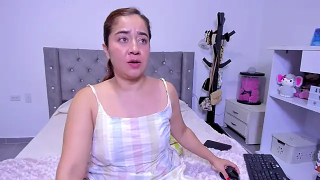 naive_natty10 webcam