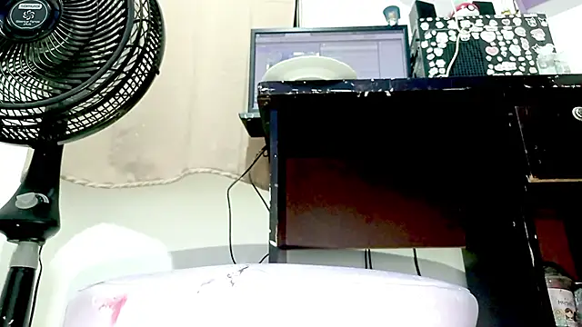 PetiteIvoryQueen19 webcam