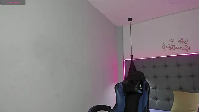 scarletcherry18 - Scarletcherry18's free webcam - UK Sex Cams