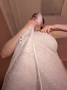 HugeBoobsAlice webcam