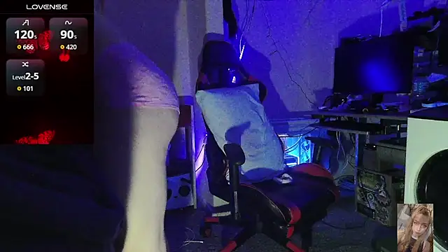 Blondiewithanass webcam