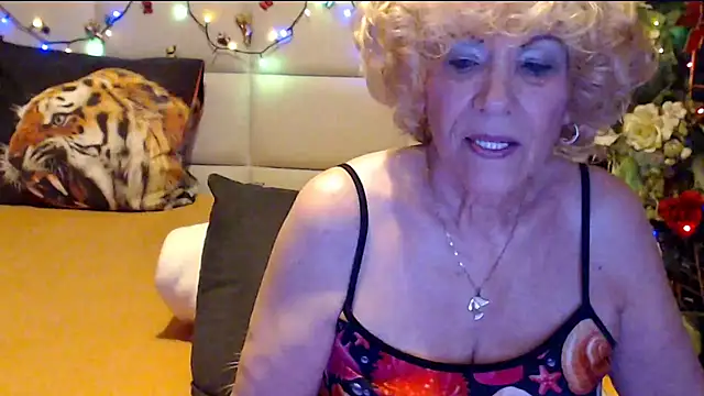HappyWomanOn webcam