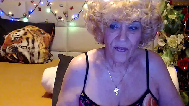 HappyWomanOn webcam