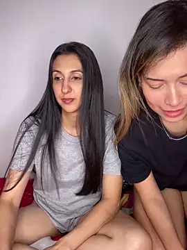 GirlsGetHorneynWild webcam