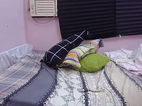 WildPussy4uxx webcam