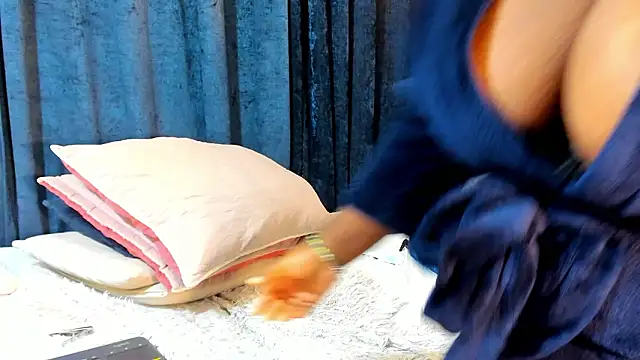 nahiroby_ebony webcam