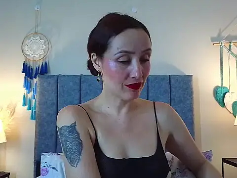 IberianMoonMK Live Webcam on Stripchat