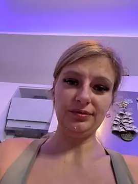 Webcam Model (Betsy)  is live.Free join now!