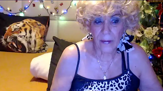 HappyWomanOn webcam