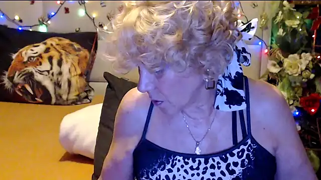 HappyWomanOn webcam