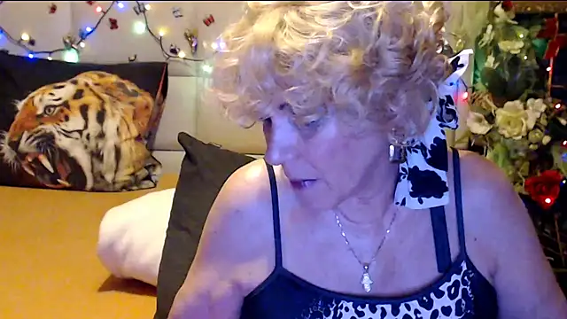 HappyWomanOn webcam