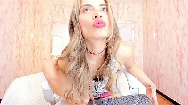 Emily_Whinfre webcam