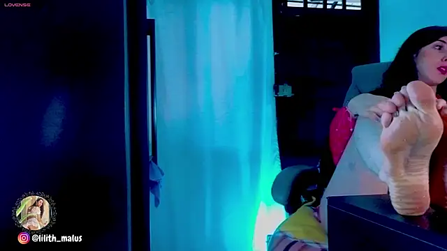 lilith_malum (F milf) - lick and suck my  dirdy feet