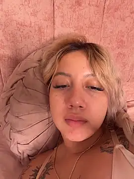 Webcam Model (Rebe_)  is live.Free join now!