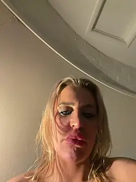 Webcam Model (AliceDx)  is live.Free join now!