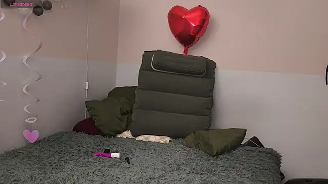 LoveInAllHoles webcam