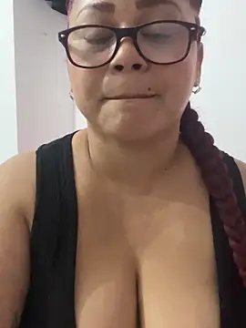 Red_milf_love webcam