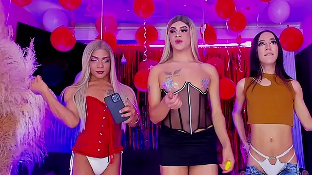 Queens_Wonders_Blonders webcam