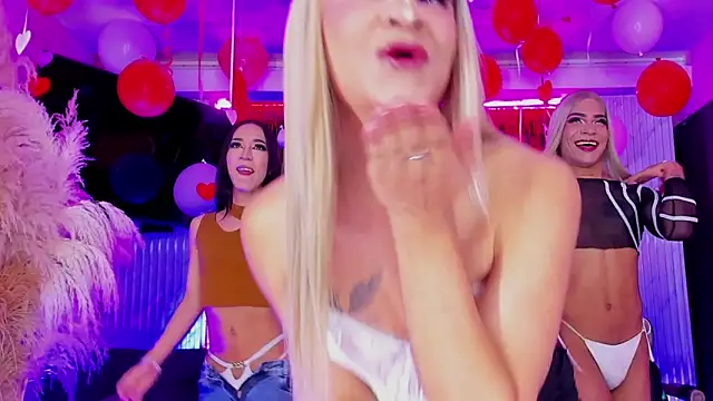 Queens_Wonders_Blonders webcam