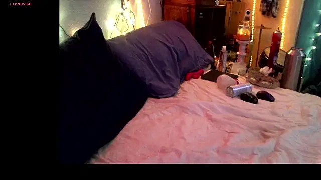 Pussyeat2please webcam