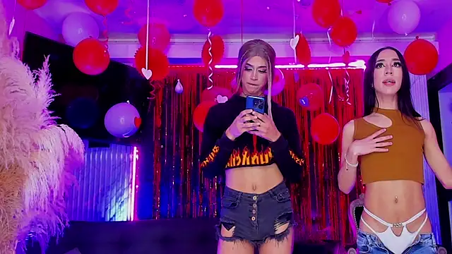 Queens_Wonders_Blonders webcam