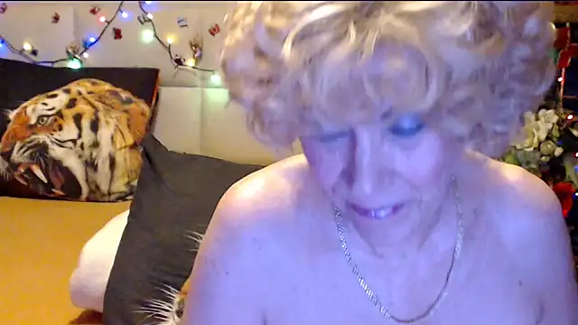 HappyWomanOn webcam