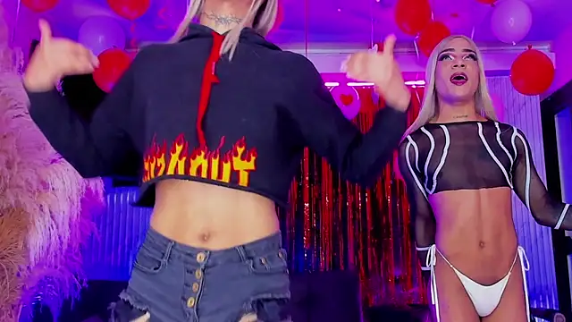 Queens_Wonders_Blonders webcam