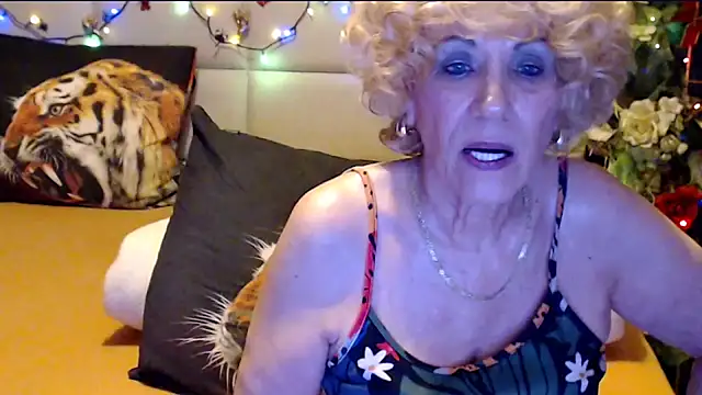 HappyWomanOn webcam