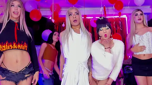 Queens_Wonders_Blonders webcam